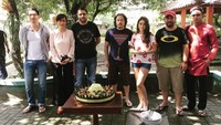 Rayakan syukuran, Evan dan teman-temannya yang lain menikmati sajian tumpeng dengan lauk komplet. Foto: Instagram @iam.evansanders