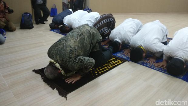 Bandara Kertajati Siap Dipakai, Gubernur Aher Sujud Syukur