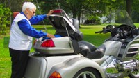 Tidak peduli dengan usianya yang sudah berkepala sembilan, nenek ini masih gemar melakukan touring di atas motor Honda Gold Wing Trike miliknya. Foto: Pool (Rideapart)