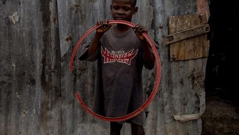 Ini seorang anak di haiti dengan mainan semacam hulahop. Orang tuanya bergaji USD 43 per bulan. Foto: Gapminder