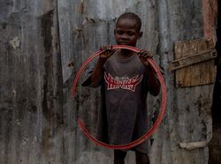 Potret Menarik Perbandingan Mainan Anak Miskin dan Kaya