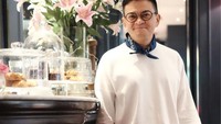 Di sebelah pastry-pastry cantik, Hedi berpose nih. Happy weekend semuaaaaa..... Wajah saya antara mau ketawa lepas tapi ketahan gak jelas ya..., katanya. Foto: Instagram hedi_yunus