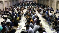 Jamaah yang hendak berbuka puasa datang dan duduk berhadapan.