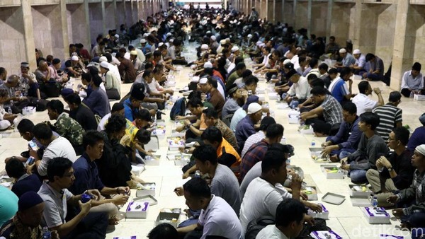 Nikmatnya Buka Puasa Bersama di Masjid Istiqlal