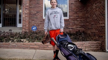 Anak di Amerika Serikat dengan mainan favorit perlengkapan main bisbol. Orang tuanya bergaji USD 4.650 per bulan. Foto: Gapminder