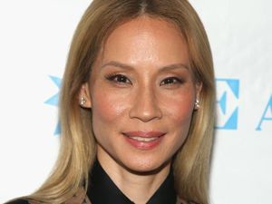 Butuh 9 Jam untuk Ubah Warna Rambut Lucy Liu dari Hitam Jadi Pirang