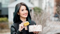 Lewat instagramnya @asty_ananta, ia juga pernah memposting saat sedang asyik makan cake besutan Titi Kamal. Tak tanggung-tanggung, ia makannya di Korea lho. Foto: Instagram @asty_ananta