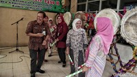 Mereka juga terlihat sangat semringah.