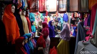 Para pedagang ramai menjual busana muslim.