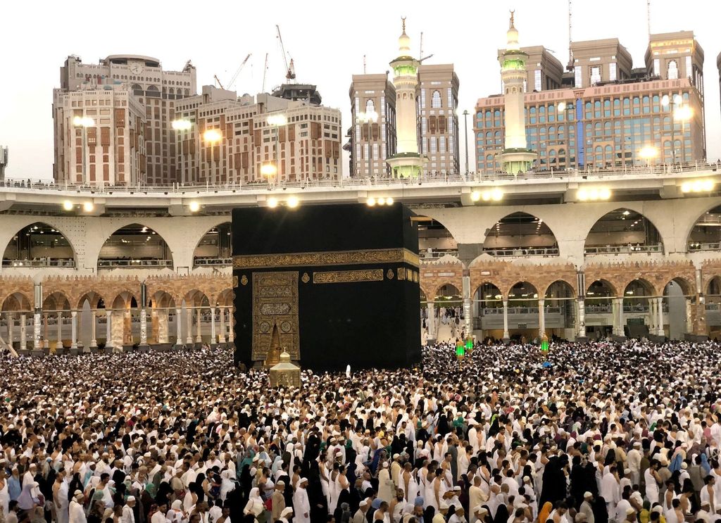 Tawaf haji mekah arab saudi kabah Muslims pray and gather around the holy Kaaba at the Grand Mosque during the holy fasting month of Ramadan in Mecca, Saudi Arabia, May 24, 2018. REUTERS/Ahmed Jadallah