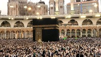 Matahari akan melintas tepat di atas Kakbah pada 11-12 Ramadan mendatang atau 27-28 Mei 2018. Saat itulah menjadi waktu yang tepat untuk mengatur ulang atau mengkalibrasi arah kiblat.  (Foto: Dok. REUTERS/Ahmed Jadallah)