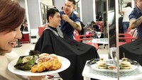 Suaminya asyik potong rambut, tapi Asty malah asyik makan. Menunya seporsi nasi bakar, gorengan dan sambal. Enaknya! Foto: Instagram @asty_ananta
