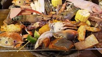 Paling mantap memanggang seafood dengan pelengkap sayuran seperti paprika dan jagung manis. Oh ya, selain seafood, di sini ada juga daging domba dan chicken wings lho. Foto: Prawn Valley Farm