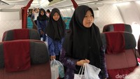Mereka tampak senang menjajal penerbangan tersebut.