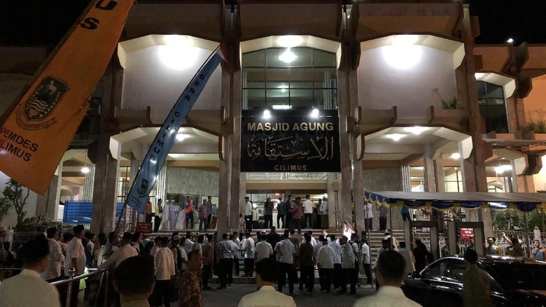 Jokowi Salat Tarawih di Masjid Agung Cilimus Kuningan Jokowi Salat Tarawih di Masjid Agung Cilimus Kuningan