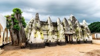 Masih banyak hal menarik yang bisa dilihat traveler dari Masjid Larabanga, termasuk keunikan bentuk bangunan dari segi arsitekturnya. Masjid Larabanga memiliki bentuk yang tidak lazim, layaknya sebuah masjid yang biasa kita lihat sekarang. Bentuknya lebih mirip benteng dan rumah-rumah kuno suku di Afrika. (adam_toure/Instagram)