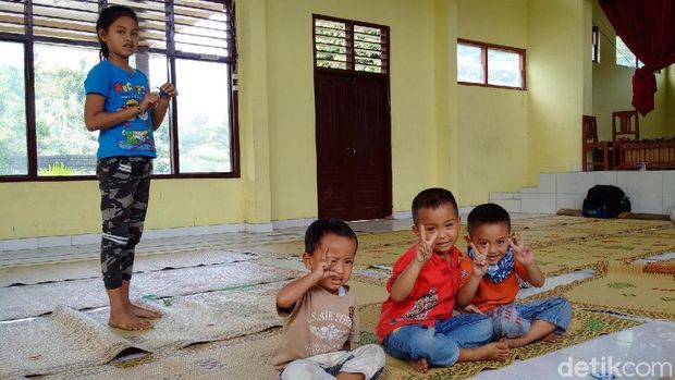Pengungsi anak-anak di posko