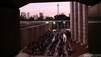 Warga berbondong-bondong mendatangi masjid Istiqlal untuk berbuka puasa bersama.