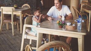 Gaya Keren Tjok Gus, Suami Happy Salma Saat Ngopi hingga Nikmati Makanan Bali