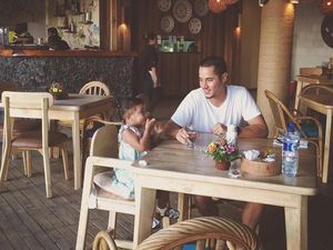 Gaya Keren Tjok Gus, Suami Happy Salma Saat Ngopi hingga Nikmati Makanan Bali
