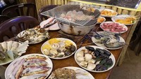 Harga bersantap di resto buffet seafood ini sekitar Rp 243.000 per orang. Pengunjung bisa makan seafood segar sepuasnya. Termasuk cumi dan kerang. Mantap! Foto: Prawn Valley Farm