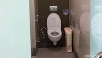 Terdapat juga beberapa bilik di bagian dalam toilet tersebut.