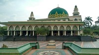 Masjid ini dibangun lebih representatif sehingga terlihat megah dan selalu ramai didatangi warga maupun wisatawan yang mau beribadah. (Dadang Hermansyah/detikTravel)