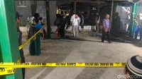 Meski tak ada korban, namun sebuah rumah tertimpa mobil yang jatuh. Dilaporkan atap bagian dapur rumah itu mengalami kerusakan.  (Foto: Samsudhuha Wildansyah/detikcom)