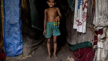 Bocah di India dengan pendapatan orang tua USD 31 per bulan bersama mainan favoritnya. Foto: Gapminder