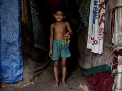 Potret Menarik Perbandingan Mainan Anak Miskin dan Kaya