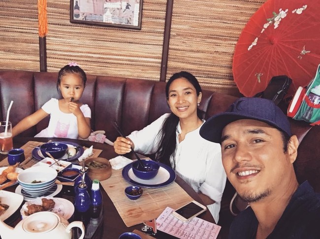 Gaya Makan Suami Happy Salma hingga Makanan yang Bikin Pangeran George Tersenyum