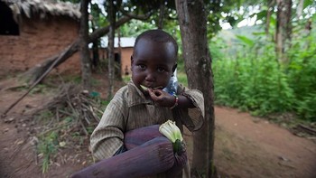 Ini seorang anak di Burundi. Orang tuanya menghasilkan USD 29 per bulan dan mainan favoritnya adalah jantung pisang. Foto: Gapminder