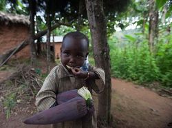 Potret Menarik Perbandingan Mainan Anak Miskin dan Kaya