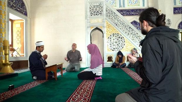 Dari Negeri Matahari Terbit, Bertemu Cahaya Hidayah di Indonesia 