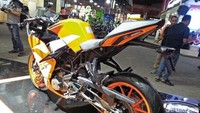 Lini baru dari motor KTM di Indonesia ini ciri khasnya adalah adanya side muffler. Foto: Ruly Kurniawan