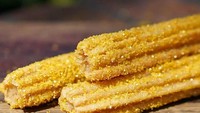 Ditaburi bubuk emas, hidangan churros ala kaki lima ini jadi camilan yang mahal dan berkelas. Foto: Istimewa