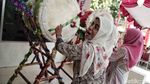 Semangat Ibu-ibu Ramaikan Festival Pukul Bedug di Jakut