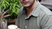 Cool ya! Pesona hot daddy ini saat sedang menikmati secangkir cafe latte. Foto: Instagram @tjokgus