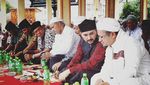 Intip Gaya Asyik Ustaz Tampan, Ahmad Al Habsyi saat Makan Hidangan Timur Tengah
