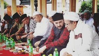 Masih di Medan, kali ini Ustaz Ahmad Al Habsyi hanya memakan beberapa buah yang tersaji dihadapannya. Minumnya juga tidak terlalu spesial, hanya sebotol air mineral. Foto: Instagram @ustadz_alhabsyi 