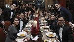 Jago Buat Sushi dan Hobi Kulineran, Ini Pose Keren Evan Sanders Saat Makan