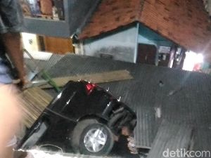 Sebuah Mobil Terjun Bebas dari Lantai 2 Parkiran Pasar di Jaktim