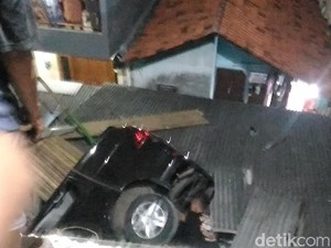Sebuah Mobil Terjun Bebas dari Lantai 2 Parkiran Pasar di Jaktim