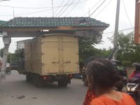 Viral Gapura Nyangkut di Atas Truk dan Ikut 'Jalan-jalan'