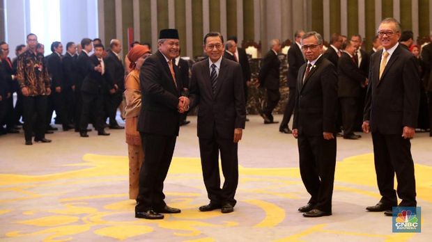 Pelantikan gubernur BI Perry Warjiyo di MA, Jakarta, Kamis (24/5). Perry Warjiyo telah lulus uji kepatuhan dan kelayakan (fit proper test) menjadi Gubernur Bank Indonesia (BI).  Perry menggantikan Agus Martowardojo  sebagai calon tunggal gubernur BI. (CNBC Indonesia/Muhammad Sabki)