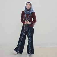 Riska juga terus mengembangkan bakat modeling-nya dengan menjadi bintang iklan hingga model berbagai merek hijab. Ia pun mengajar menari di beberapa sekolah di Jakarta. Foto: Instagram