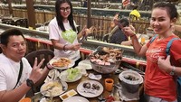 Resto Prawn Valley Farm bisa jadi tujuan pencinta seafood di Malaysia. Area bersantapnya dikelilingi aliran air berisi seafood segar. Foto: Prawn Valley Farm