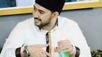 Intip Gaya Asyik Ustaz Tampan, Ahmad Al Habsyi saat Makan Hidangan Timur Tengah