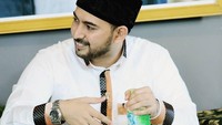 Indah nikmat sehat tak boleh dilupakan, tulis juri dari salah satu kontes dai di sebuah stasiun tv nasional itu. Ia terlihat sedang menikmati secangkir teh hangat dan sebotol air mineral. Foto: Instagram @ustadz_alhabsyi