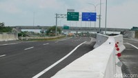 Pagar pembatas jalan juga sudah terpasang walaupun belum sepenuhnya terpasang.